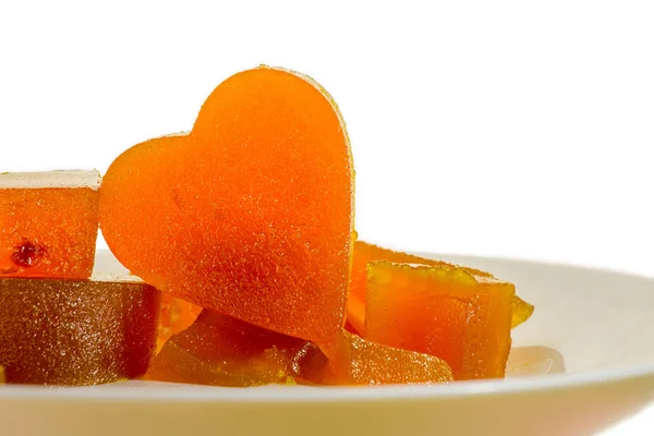 Albaricoque de jalea de fruta enlatada en forma de corazón sobre un fondo aislado —  Fotos de Stock