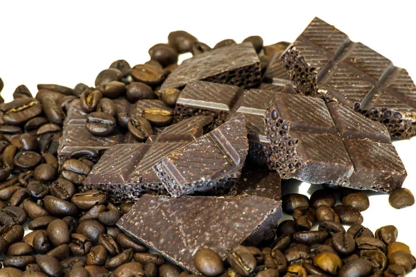チョコレートとコーヒー豆孤立した背景 — ストック写真
