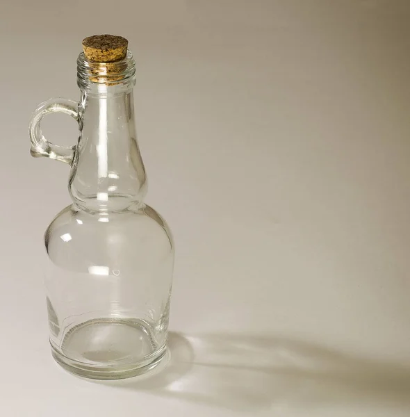 Пустая бутылка стекла на белом фоне — стоковое фото