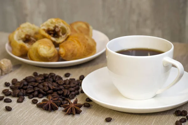 Kaffekopp med croissanter till frukost — Stockfoto
