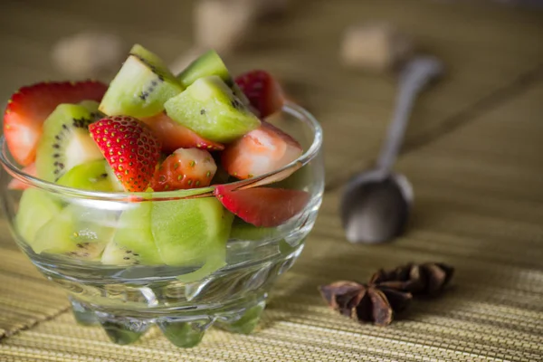 Fräsch blandning av kiwi och jordgubbar i en skål — Stockfoto