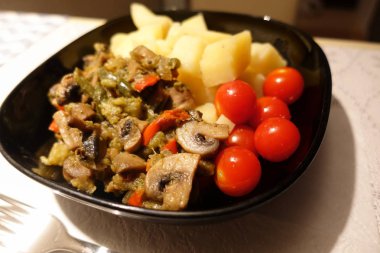 Mantar ve kiraz domates ile taze pişmiş haşlanmış patates. Close. Vejetaryen yemekleri. Diyet beslenmesi.