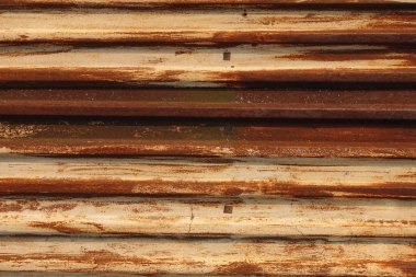 Bezinde pas. Sarı boya soyma ile oluklu demir levha. Doku ve arka plan. Sarı kırmızı