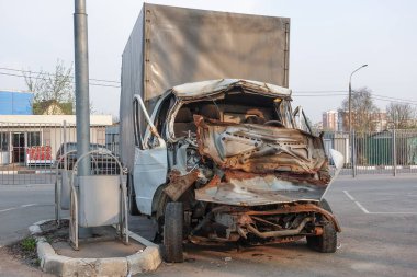 Kargo minibüsü trafik kazasında kırıldı. Rusya. Frontal çarpışma