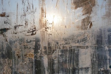 Soyut arka plan. Pencere kaotik boya ile bulaşmış, güneş tarafından aydınlatılmış.