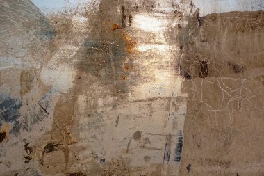 Soyut arka plan. Pencere kaotik boya ile bulaşmış, güneş tarafından aydınlatılmış.