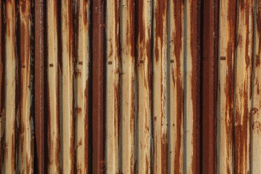 Bezinde pas. Sarı boya soyma ile oluklu demir levha. Doku ve arka plan. Sarı kırmızı