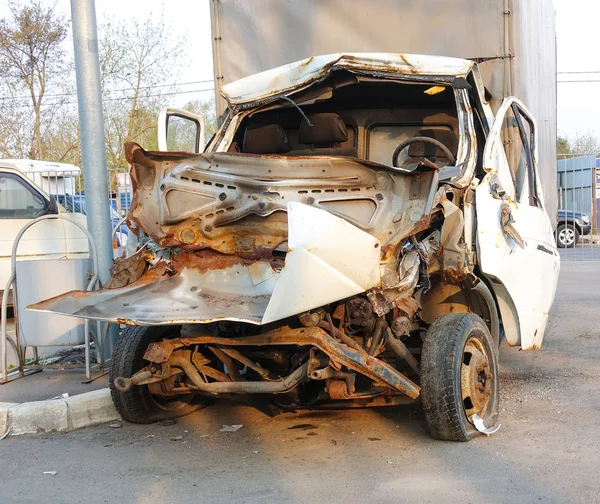 Cargo van gebroken in een verkeersongeval. Rusland. Frontale botsing — Stockfoto