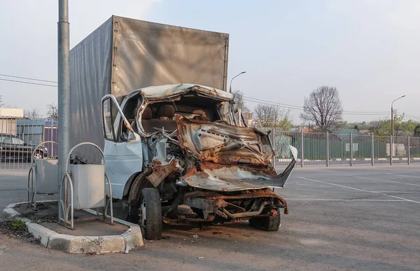 Cargo van gebroken in een verkeersongeval. Rusland. Frontale botsing — Stockfoto
