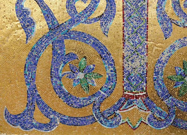 Fragmento de mosaico. Adorno floral azul sobre fondo dorado . — Foto de Stock
