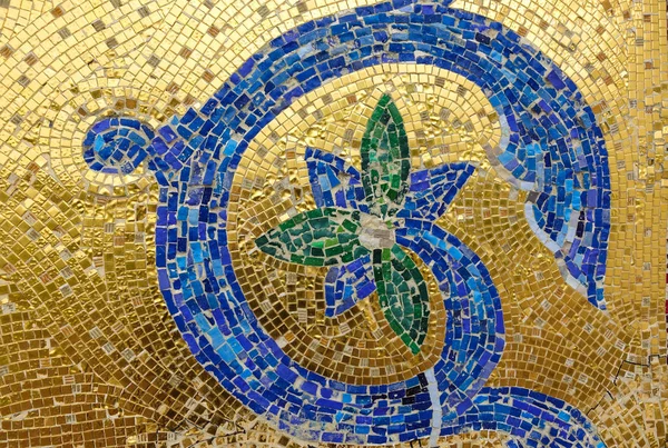 Fragmento de mosaico. Adorno floral azul sobre fondo dorado . — Foto de Stock