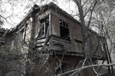 terk edilmiş harabe ev, ahşap mimari, enkaz, konut enkaz