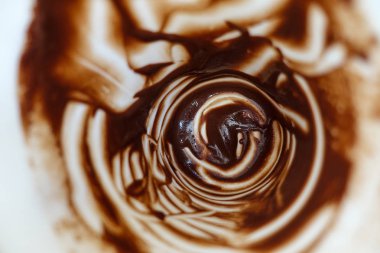 Soyut arka plan. Fincan Beyaz duvarlarda sıcak çikolata kalıntıları.