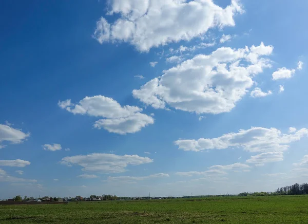 Μπλε ουρανός, με σύννεφα και πράσινο πεδίο. Όμορφο τοπίο. — Φωτογραφία Αρχείου