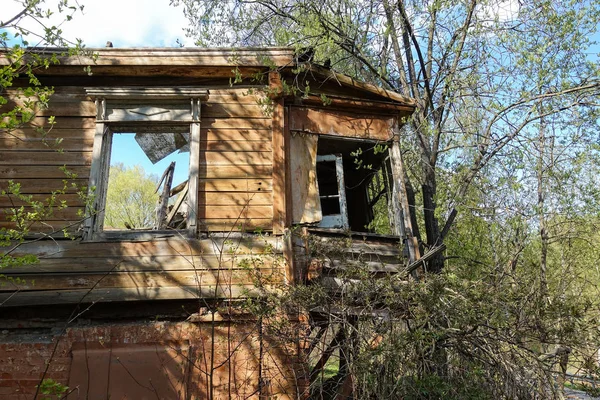 Velha casa abandonada e destruída na Rússia. Casa abandonada no meio da floresta — Fotografia de Stock