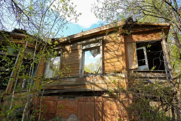 Velha casa abandonada e destruída na Rússia. Casa abandonada no meio da floresta — Fotografia de Stock