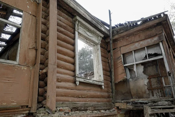 Abandoned ruin house, wooden architecture, debris, housing wreck — Stock Photo, Image