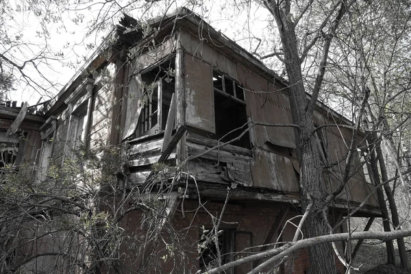 Verlaten ruïne huis, houten architectuur, puin, huisvesting wrak — Stockfoto
