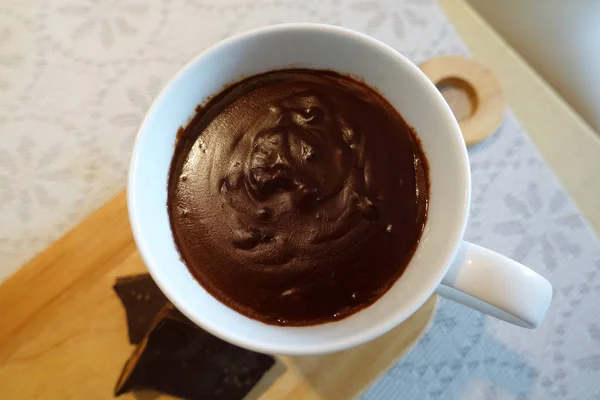 Une tasse de délicieux chocolat chaud. Vue d'en haut — Photo