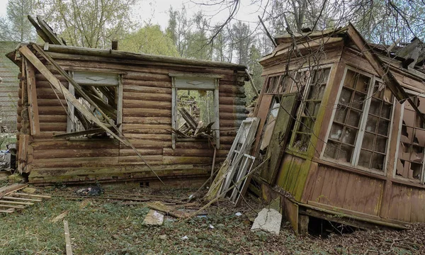 Velha casa abandonada e destruída na Rússia. Casa abandonada no meio da floresta — Fotografia de Stock