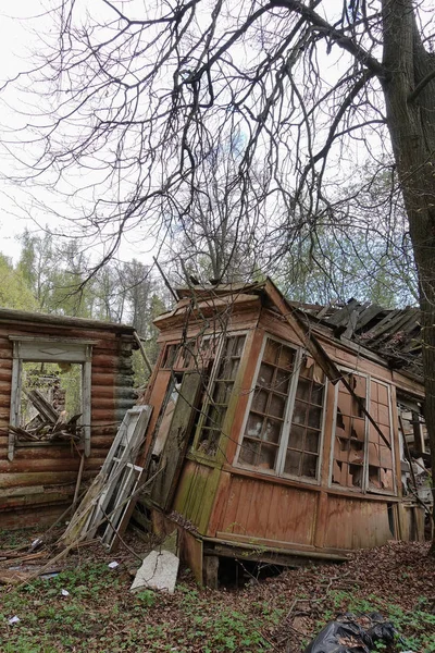 Ruína abandonada casa, arquitetura de madeira, detritos, naufrágio habitação — Fotografia de Stock