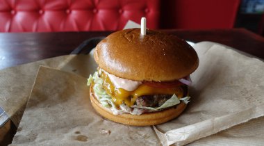 Taze sebzeli ev yapımı hamburger.