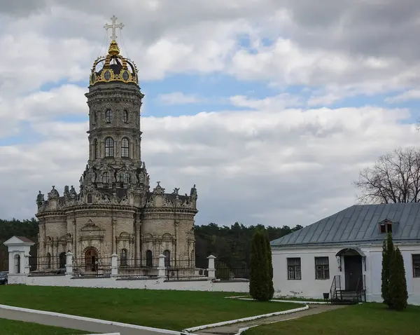 Außenansicht der Kirche der seligen Jungfrau in dubrovitsy znamenskaya Kirche in podolsk moskau region, russland — Stockfoto