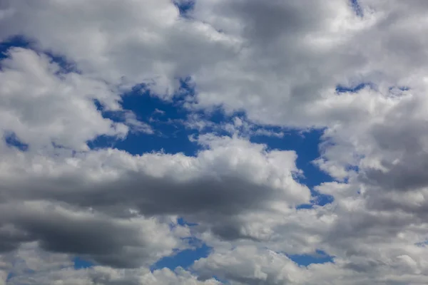 Cielo nublado lluvioso. Fondo para salvapantallas —  Fotos de Stock