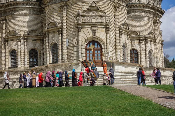 04 mai 2019, dubrovitsy, russland Außenansicht der Kirche der seligen Jungfrau in dubrovitsy znamenskaya kirche in podolsk moskau region, russland — Stockfoto