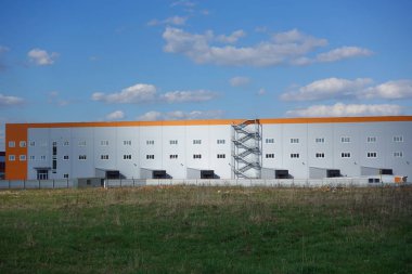 Endüstriyel bina, depo. Bulutlarla mavi gökyüzü.