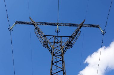 Mavi gökyüzünün arka planında yüksek gerilim kulesi