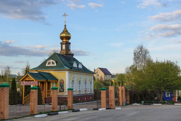 Landschaft mit Blick auf die ländliche Kirche. Osterinschrift "Christus ist auferstanden". Russland — Stockfoto