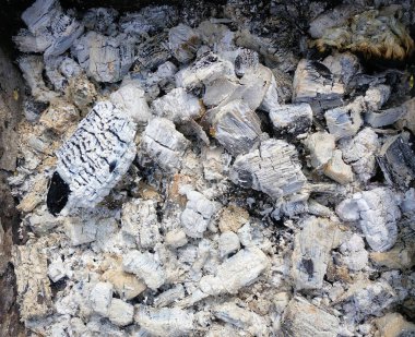 kömürlerin soyu tükenmiş bir yangında. doğal arka plan