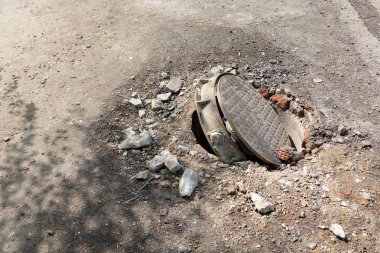 Yolda kırık kanalizasyon. Yaralanma tehlikesi. İletişimin onarımı