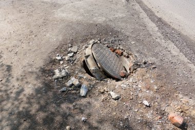 Yolda kırık kanalizasyon. Yaralanma tehlikesi. İletişimin onarımı