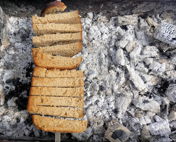 Maneira russa de grelhar pão nas brasas — Fotografia de Stock