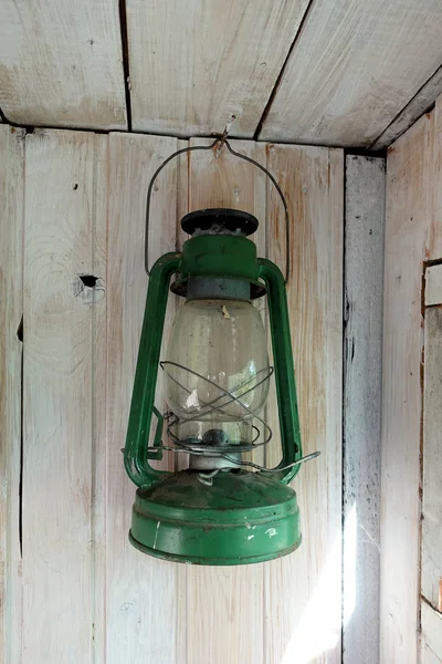 Petrolejové lampy na pozadí rustikální Dřevěná prkna — Stock fotografie