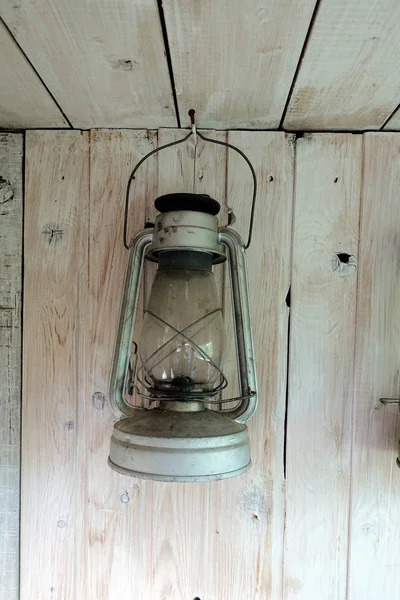 Petrolejové lampy na pozadí rustikální Dřevěná prkna — Stock fotografie