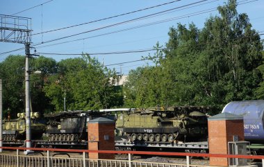 Yük platformunda askeri teçhizat ve askeri silahlı tanklar taşıyan kargo treni.