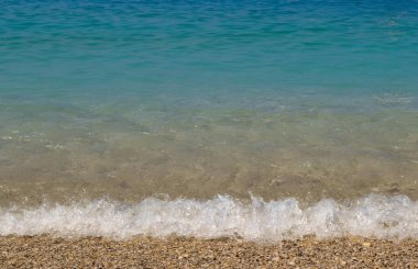 Deniz suyu dalgaları köpük kıyı kıyıya lapping