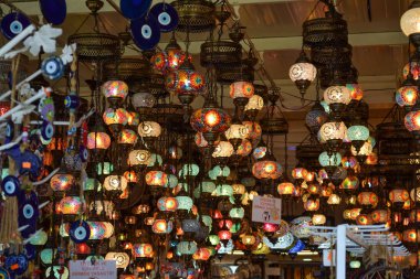 Hediyelik eşya dükkanı penceresinde Satılık Türk dekoratif lambalar