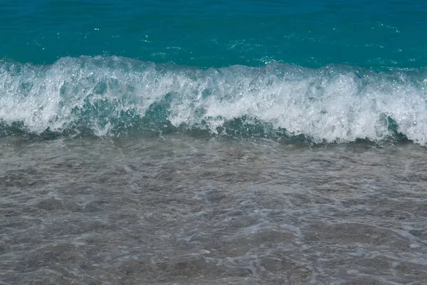 Θαλάσσια κύματα νερού αφρό σε παράκτια ακτή — Φωτογραφία Αρχείου