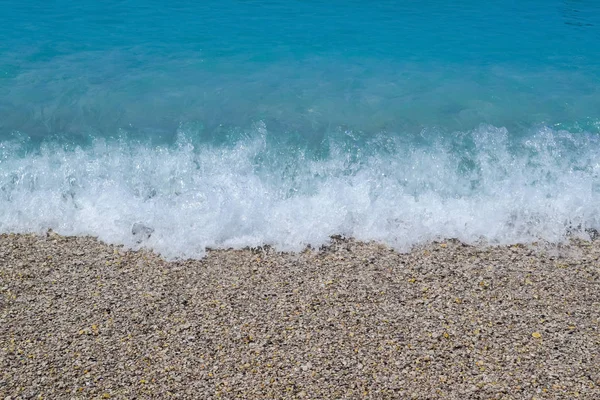 Θαλάσσια κύματα νερού αφρό σε παράκτια ακτή — Φωτογραφία Αρχείου