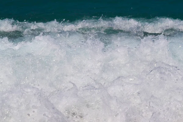 Tiefblaue stürmische Meerwasseroberfläche mit Schaumstoff- und Wellenmuster, natürliches Hintergrundbild — Stockfoto