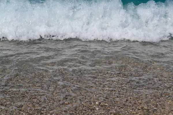 Βαθύ μπλε θυελλώδη επιφάνεια του νερού με αφρό και κύματα μοτίβο, φυσικό φόντο φωτογραφία — Φωτογραφία Αρχείου