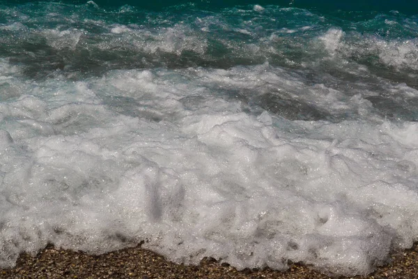 Βαθύ μπλε θυελλώδη επιφάνεια του νερού με αφρό και κύματα μοτίβο, φυσικό φόντο φωτογραφία — Φωτογραφία Αρχείου
