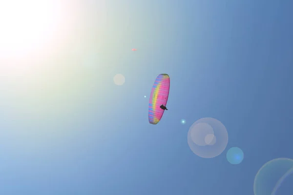 孤独的滑翔伞在蓝天的云层背景下飞翔。阳光明媚的一天, 天空中的滑翔伞. — 图库照片