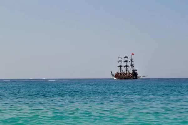 Navio à vela com mastros no mar Fotografia De Stock