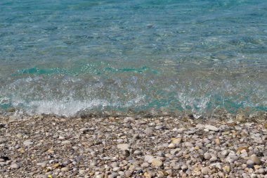 Deniz manzarası. Dalgalar ve çakıl plajı. Yaz günü