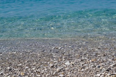 Güneşli bir günde mavi gökyüzü ve küçük bulutlar ile güzel deniz Manzara, Tayland.